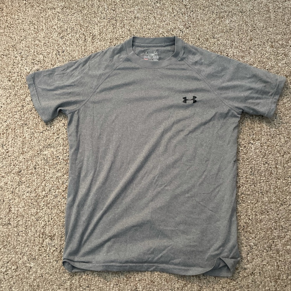 Gray under armour men’s shirt
